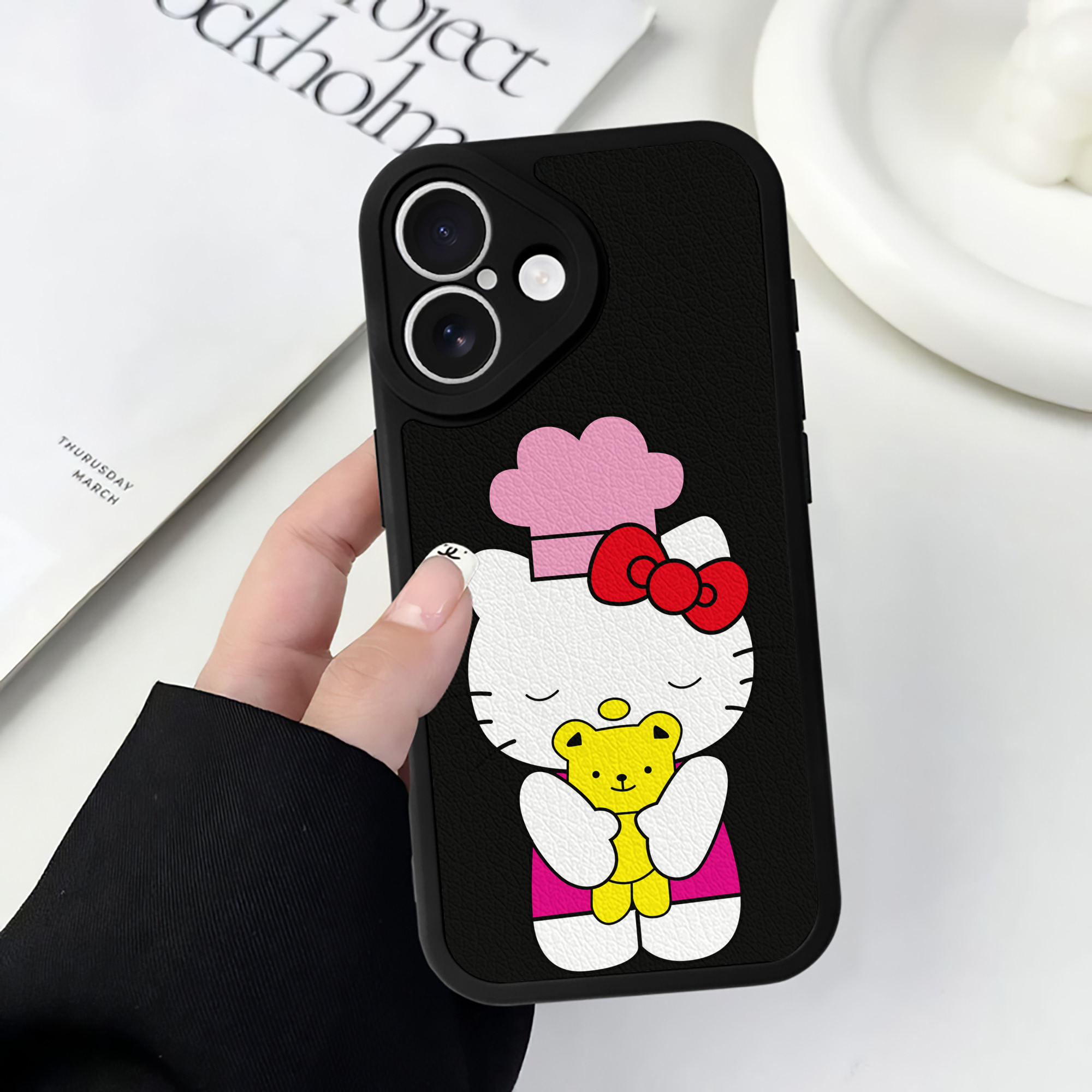 （画像用） Hello Kitty ハローキティ 【iPhone 16シリーズ対応】シリコンスマホケース（レザー調） 材質：シリコン